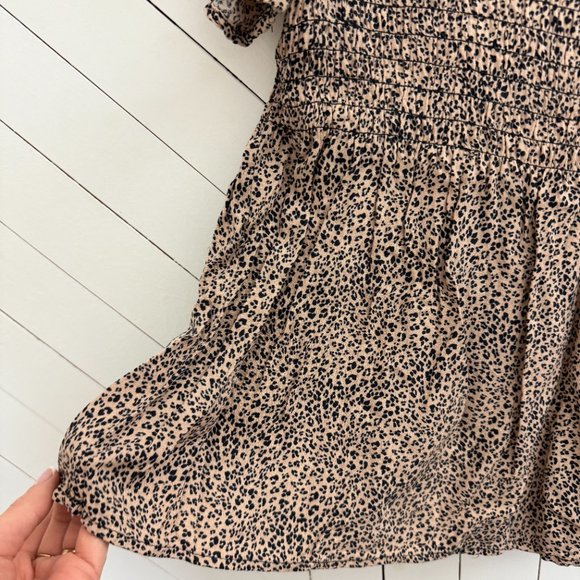 Smocked flowy top with subtle leopard print pattern | urban romantics - Picture 3 of 4